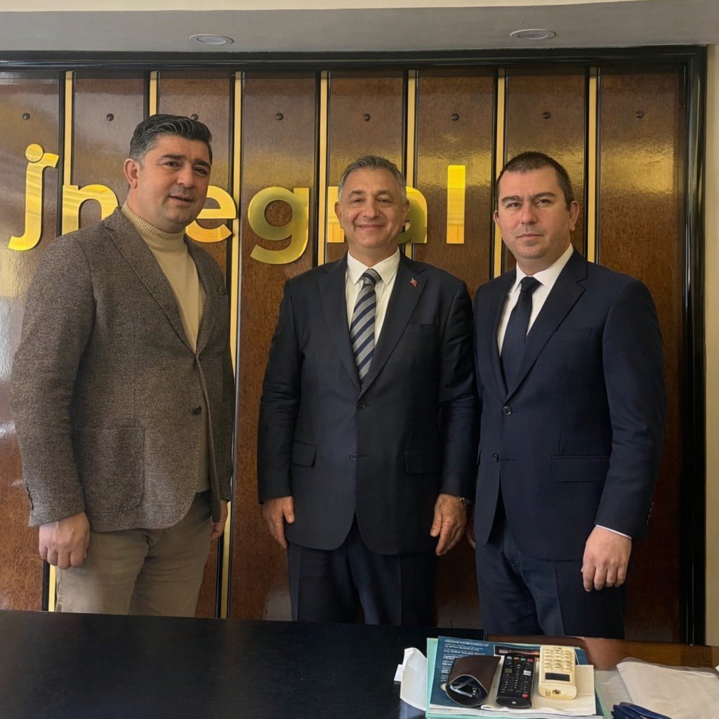 İntegral Araştırma Şirketi Koordinatörü, gazeteci-yazar Ümit Yaldız ve kıymetli kardeşim Ruhisu Can Al ile çalışma ofislerinde; İzmir’in kent gündemi başta olmak üzere ülke siyaseti ve güncel gelişmeler üzerine verimli bir sohbet gerçekleştirdik.
Kendilerine çok teşekkür ederim.