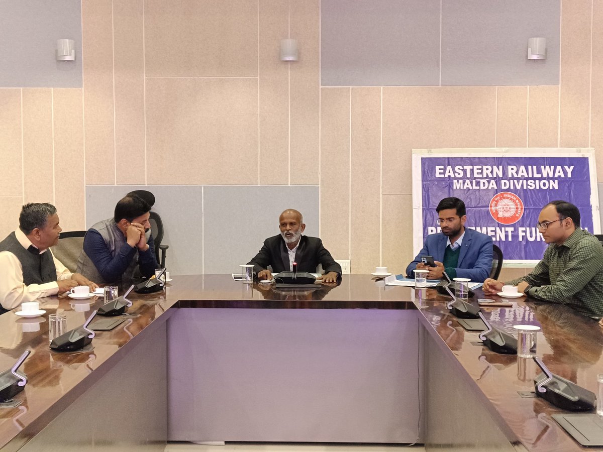 drmmalda's tweet photo. Malda Division Organised Retirement Function Today to Honour Retired Employees.

@RailMinIndia @EasternRailway #ERMaldaDivision #IndianRailways #RetirementFunction #HonouringService #RailwayFamily #EmployeeWelfare #ServiceWithPride #Gratitude https://t.co/1w0CxL7mBA