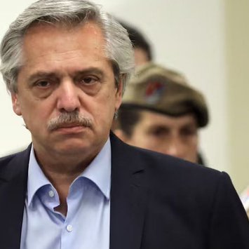 Solamente en este país aparece a dar entrevistas Fernández, un delincuente golpeador procesado por corrupción, que fue el peor presidente de la historia y destruyó el país. Un tipo nefasto.