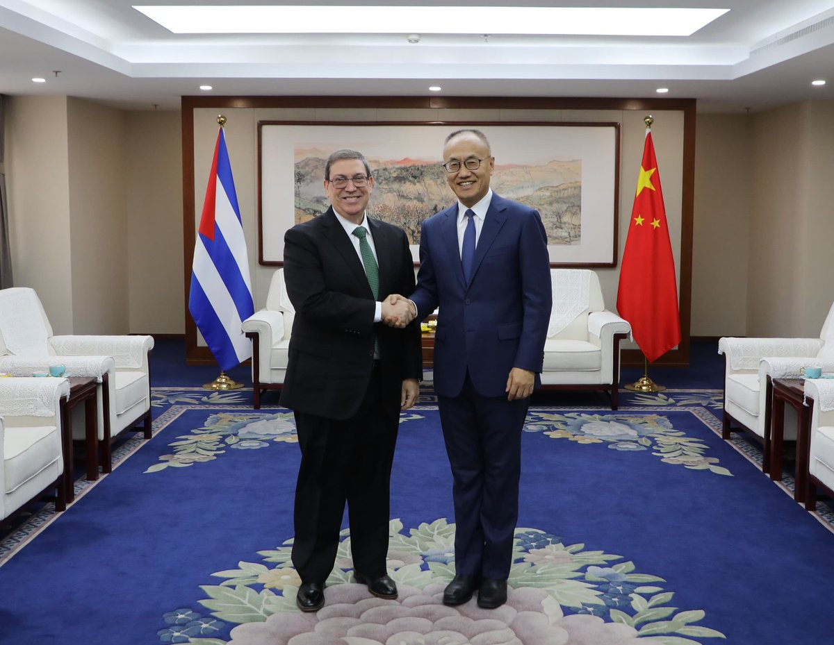 Como parte de mi visita a #China en calidad de Enviado Especial del Partido y el Gobierno, me reuní con Chen Xiaodong, Director de CIDCA.

Reconocí el trabajo y los esfuerzos realizados por esta agencia, en función de la cooperación bilateral, sobre todo en el contexto actual que