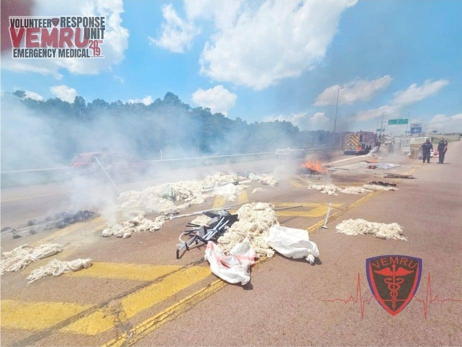 _ArriveAlive's tweet image. A load on a truck catches fire on the N1 north at the Rigel Avenue off-ramp in Pretoria East 

arrr.co.za/nR7EN

#ArriveAlive #GoodsInTransit #VehicleFire @BurnshieldZA