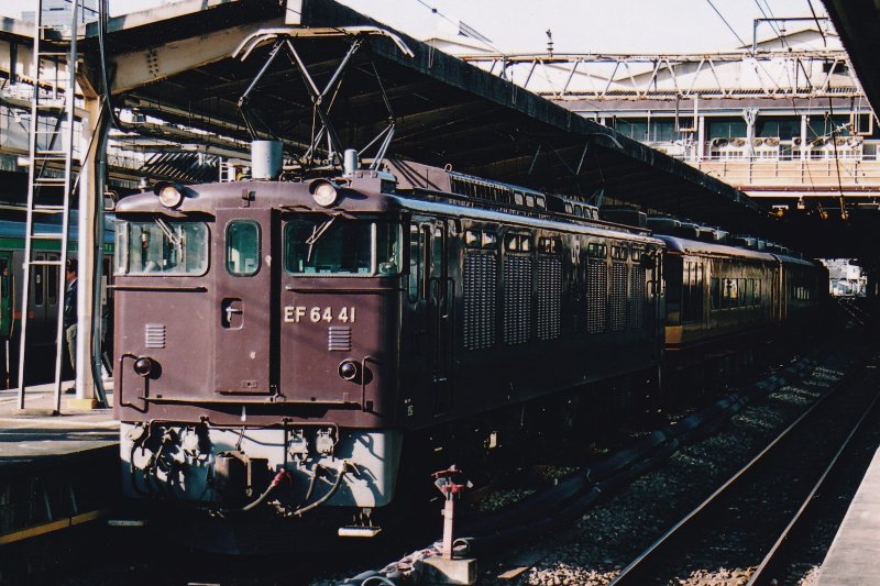 19年前の2007年2月4日に撮影したロクヨン
この日はまず2459レの撮影でしたが、南千住で撮影したものの逆光でサイドが潰れてどうにもならず・・・・
なので何とか見れる単2459レを
牽引は原色の55号機+更新色50号機
そして浪漫の撮影
牽引は茶色の41号機
このあと中央線内に向かうも緩行線に被られ撃沈