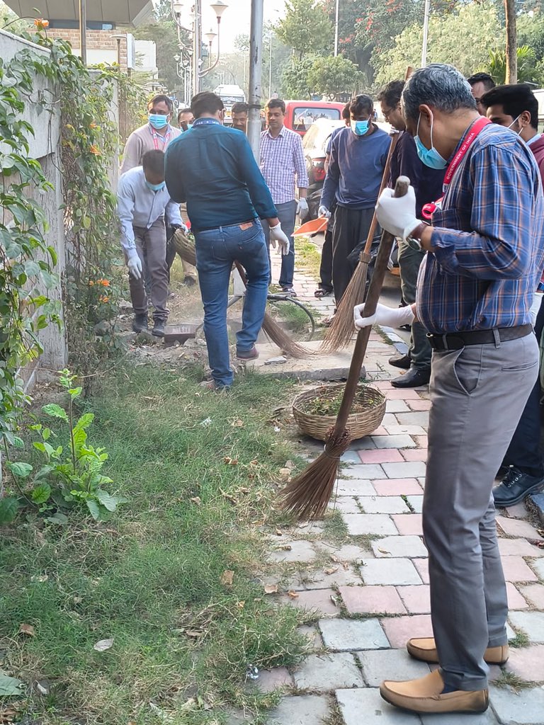 stpi_kolkata's tweet photo. As part of #SwachhataPakhwada2026, STPI Kolkata employees devoted one hour today to general cleaning of roadside pavements. A collective step towards a cleaner environment and reinforcing our commitment to #SwachhBharat. 🌿 #STPIKolkata https://t.co/nZY7gNxd70