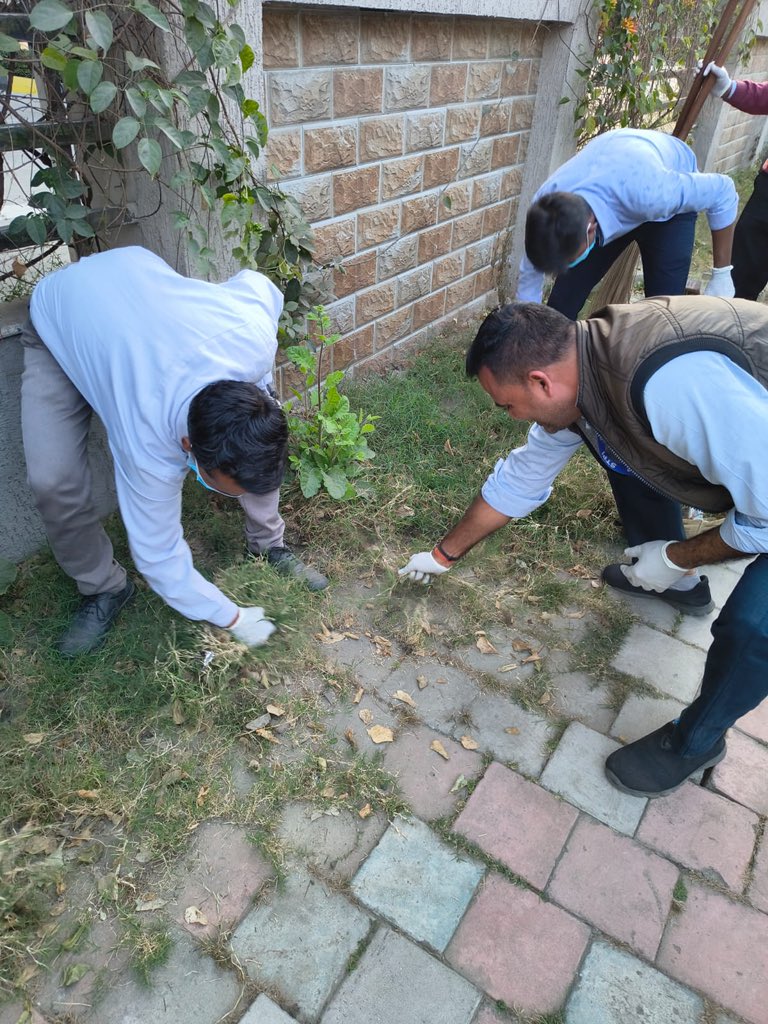stpi_kolkata's tweet photo. As part of #SwachhataPakhwada2026, STPI Kolkata employees devoted one hour today to general cleaning of roadside pavements. A collective step towards a cleaner environment and reinforcing our commitment to #SwachhBharat. 🌿 #STPIKolkata https://t.co/nZY7gNxd70