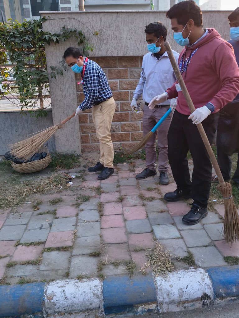 stpi_kolkata's tweet photo. As part of #SwachhataPakhwada2026, STPI Kolkata employees devoted one hour today to general cleaning of roadside pavements. A collective step towards a cleaner environment and reinforcing our commitment to #SwachhBharat. 🌿 #STPIKolkata https://t.co/nZY7gNxd70