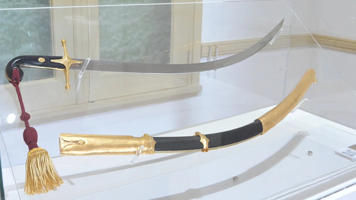 El sable corvo lo compró San Martín en Londres en 1811, luego pasó a manos de Juan Manuel de Rosas. Fue robado dos veces por grupos peronistas; después recuperado estuvo medio siglo bajo custodia del Regimiento de Granaderos hasta que Cristina se los sacó. 
Hoy vuelve a ellos! ❤️