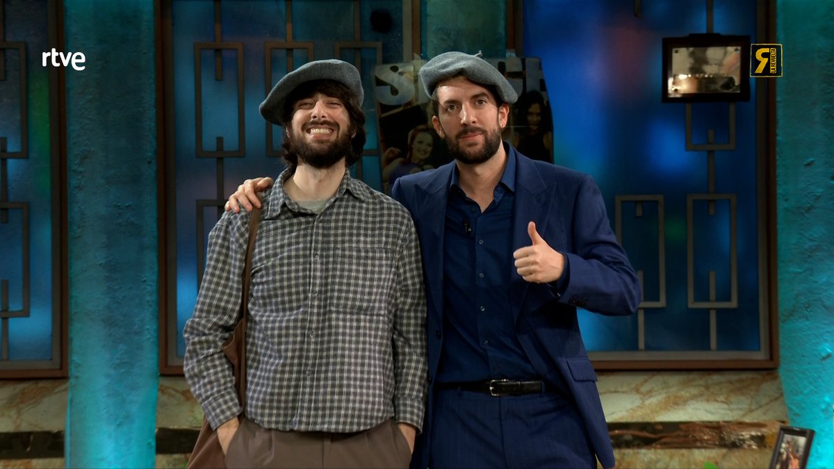 LaRevuelta_TVE's tweet image. Cuando te obliga tu madre a hacerte una foto con el primo