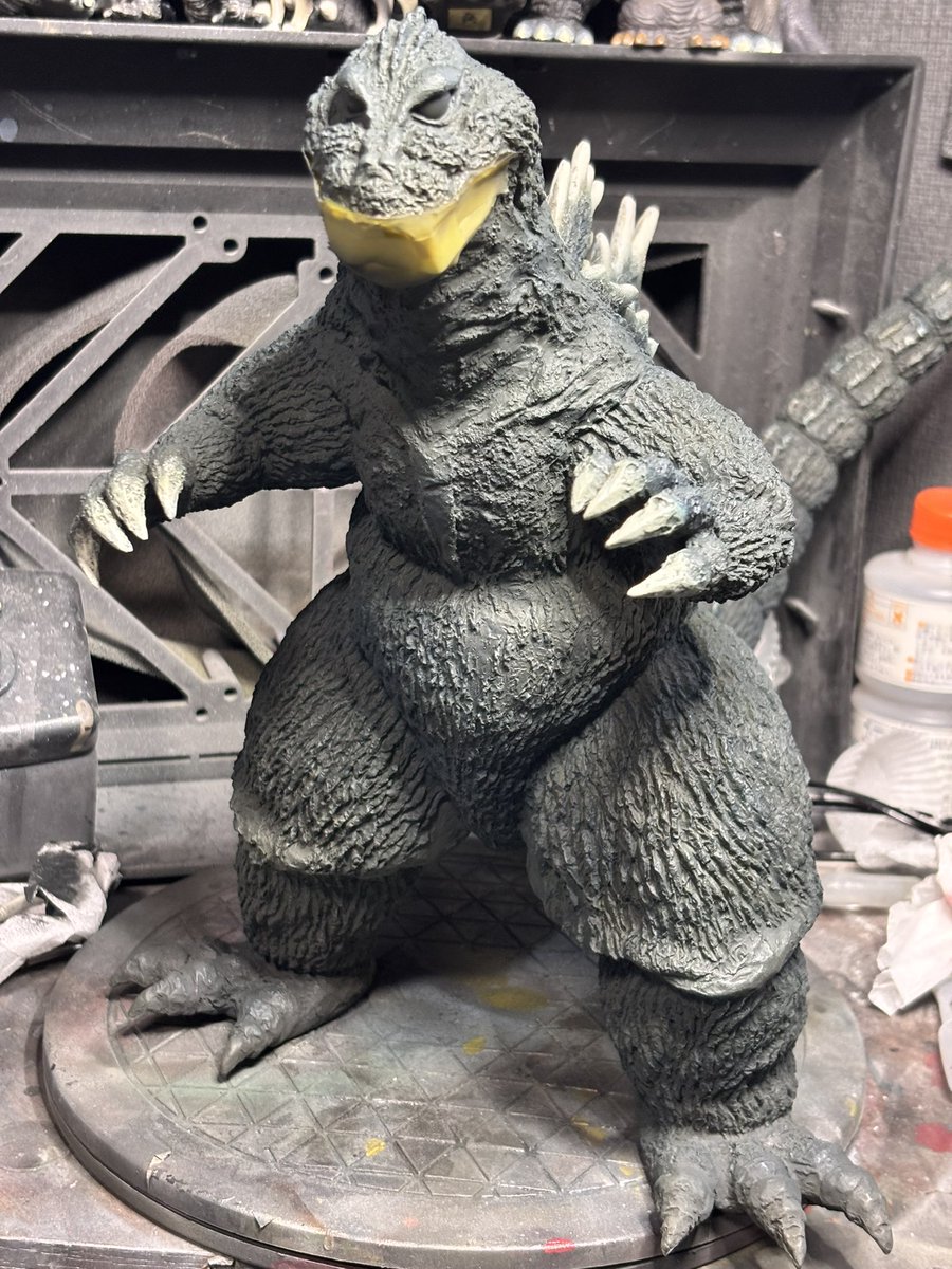 酒井ゆうじ造型工房 32cmキンゴジ 混色した暗めのブルーをエアブラシ