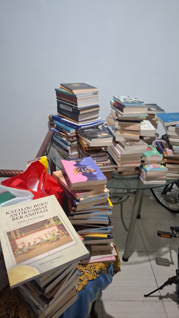 undipmfs2's tweet image. -dips! ini ak jual di shopee pada mau ngga ya? jual murah aja, soalnya bikin penuh kamar aku aowkwkwk btw ak nerima co syopi aja ya, aku di luar kota temcy soalnyaa, btw kebanyakan novel-novel romance atau horror