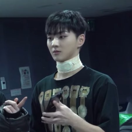 902mojiwon's tweet image. เอ็นดูน้องจองวอนอะ เป็นหวัดเจ็บคอใส่ที่บรรเทาอาการเจ็บคอม่ะ พอเป็นหวัดละหงอย เลย 🥺 แต่ว่านะดูกินแต่ละอย่างชวนเจ็บคอมาก 😂