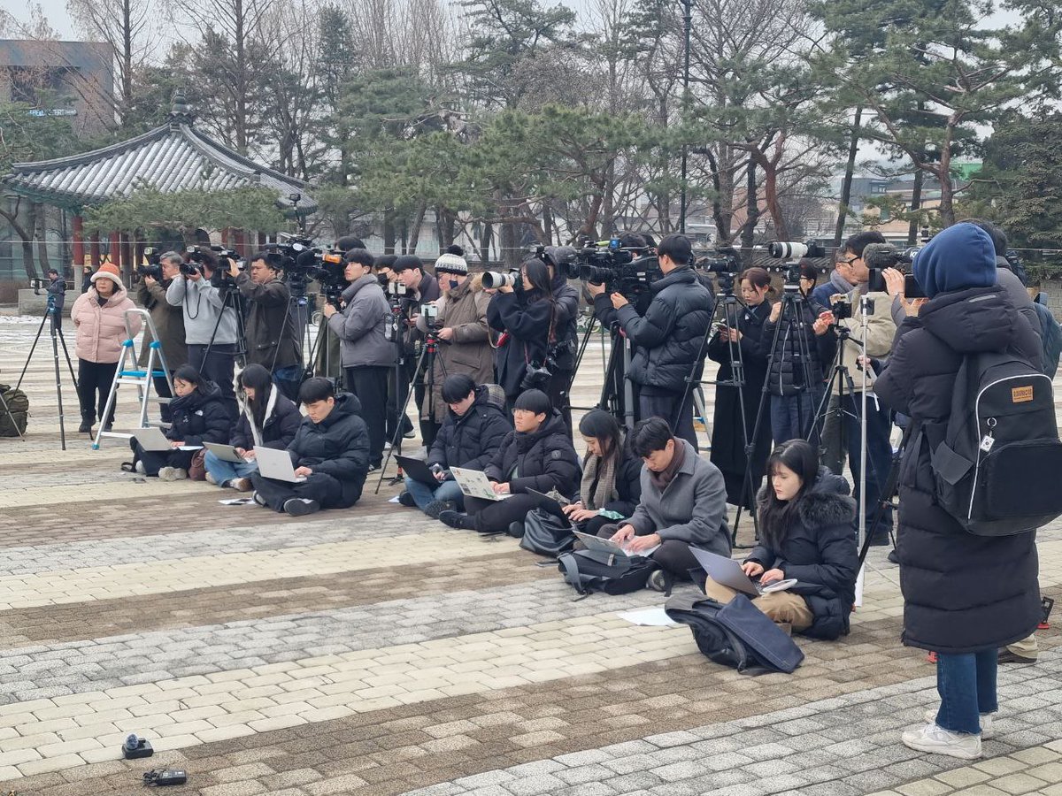 2011nadesiko's tweet photo. 韓国李在明大統領のX投稿、それを受けての警察の家宅捜査・取り調べにも関わらず、慰安婦の真実を発信する金柄憲氏らは２月４日にソウルの慰安婦像前と青瓦台で街頭活動を行いました。
発表した声明文と現場の写真をご紹介します。
↓
真実を貫く韓国の有志達
https://t.co/aiiI4br2fM https://t.co/wj4zLHowtf