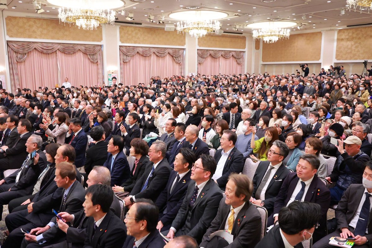 takaichi_sanae's tweet photo. 自民党公認の「山下たかし」さんの応援で、岡山県岡山市に伺いました。
岡山２区（岡山市中区・東区・南区、玉野市、瀬戸内市）の皆様の「山下たかし」さんへの応援が、私、高市早苗の力になります。
「山下たかし」さんに、ぜひ一票をお託し下さい！

岡山県に、物価高対策をどんどんお届けします！
〇ガソリン価格：172.7円/L(昨年10月)→155.5円/L(本年1月)
〇軽油価格：152.2円/L(昨年10月)→142.9円/L(本年1月)
〇電気代：中国電力で400kWh/月利用の場合、本年１月の電気代は、13,006円から11,206円に引き下がります。
〇都市ガス代：30㎥/月利用の場合、本年１月のガス代は、540円分引き下がります。
〇岡山県では、政府の重点支援交付金による対策をどんどんお届けいただいています。例えば、
・ＬＰガス料金の高騰により影響を受けている一般消費者等の負担を軽減するため、２月分の利用料金から税込1,650円を値引きします。
・令和８年度分の給食費について、物価上昇に伴う食材費高騰の影響を受けている学校給食への支援を行うことにより、これまでどおりの栄養バランスや量を担保し、保護者の学校給食費に係る負担軽減を図ります。
・エネルギー価格の高騰により家庭における光熱費の負担が増加していることなどに鑑み、冷蔵庫、エアコン等を購入した者に対して、価格や省エネ性能に応じて5,000円～50,000円のポイント（又は金券）を付与予定です。
〇岡山市では、食料品等の物価高騰の影響下にある市民生活を支援するため、１人当たり5,000円を支給予定です。
また、物価高騰の影響に伴う食材費等の上昇に対して、保護者負担を増やすことなく、３学期分の学校給食を提供します。
加えて、生活に必要不可欠な水道料金の負担軽減を図ることで、市民生活の安定や地域の経済活動に配慮するため、水道利用者に対する請求金額を実質的に減額します（令和８年度水道料金に充当し、現行料金に据え置き）。
〇玉野市では、食料品の物価高騰への対策として、全市民に対し１人当たり7,000円を支給予定です。
令和７年度住民税非課税世帯には、上乗せで１人当たり3,000円を支給予定です。
また、物価高騰等の影響を受ける市民等が負担する水道基本料金を減免します（４月から２期＝４か月分）。
さらに、物価高騰の影響を受けている子育て世帯の経済的負担を軽減するため、市内の中学校の生徒に対して、令和８年度分の給食費を補助します。
〇瀬戸内市では、経済的影響を受けている皆様の生活支援や経済的な負担軽減のため、水道料金（家事用の基本料金とメーター使用料（水使用量に関わらず課金される料金））を無償化します。