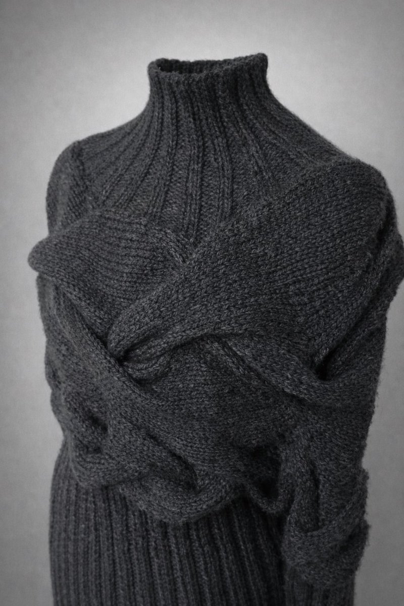 生まれて初めて編んだ棒針のセーター。もう10年くらい前。
デザインは岡本啓子先生。
初めてなのに、糸を変え、サイズを変え、少しデザインも変えてる。
技術的には荒削りだったけれど、糸から立体が出来上がることに感動した作品。