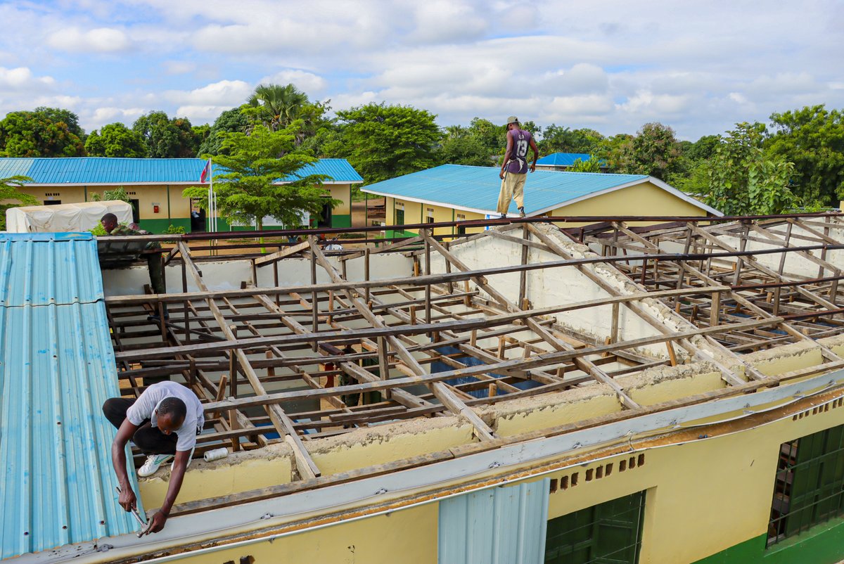 unmissmedia's tweet photo. When a storm destroyed the roof of Kapuri Primary School in Juba County, #SouthSudan 🇸🇸, #UNMISS peacekeepers from #Rwanda 🇷🇼 rushed to the scene to not just repair what was lost but transform the school into a vibrant community hub with solar panels providing much needed electricity and blossoming gardens that now serve as a source of nutrition for communities all around.
Read more: https://t.co/wvY5WIyDZq
#A4P #InvestInPeace