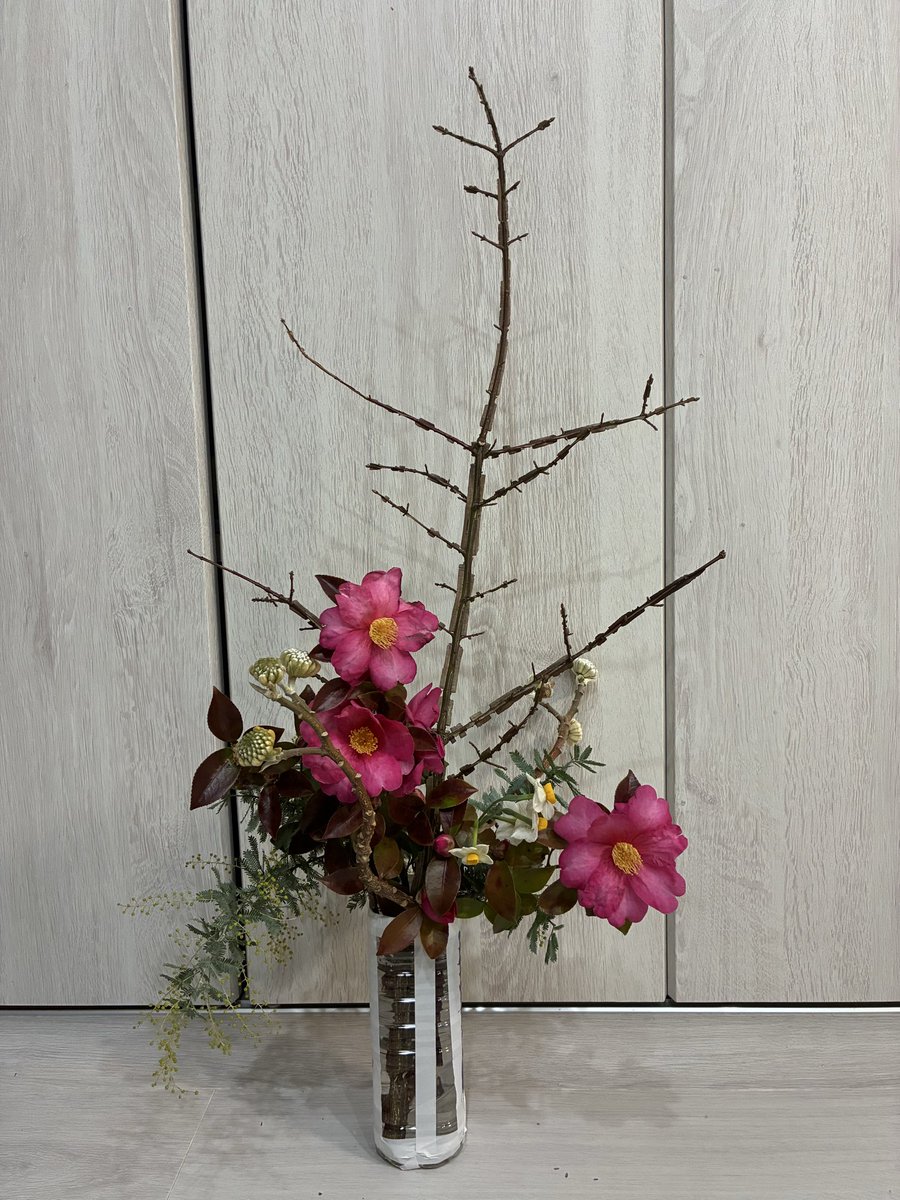 iwtbfh's tweet photo. ペットボトルで花瓶を作り、幼稚園で花あそびをした長男の作品。
生花の知識ないんだけど、これはたぶんセンスあるのでは？？ https://t.co/O0ML8iVFyu