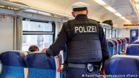 🇩🇪 Bilet Kontrolü Yapan Türk Kondüktör Saldırı Sonucu Öldü

Almanya’nın Rheinland-Pfalz eyaletinde görev yapan 36 yaşındaki demir yolu çalışanı Serkan C., bilet kontrolü sırasında uğradığı vahşi saldırı sonucu hayatını kaybetti. 

Kaiserslautern yakınlarında yaşanan olayda, bilet