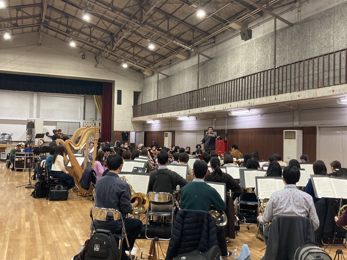 nikikai_opera's tweet image. 東京フィルハーモニー交響楽団との歌合せが開始。
初日組がアンドレア・バッティストーニの指揮で稽古に臨みました。
音楽はいよいよ本番の響きへ。
『カヴァレリア・ルスティカーナ』『道化師』 （指揮：アンドレア・バッティストーニ）稽古場より📸
▼チケット予約 s2.e-get.jp/nikikai/pt/