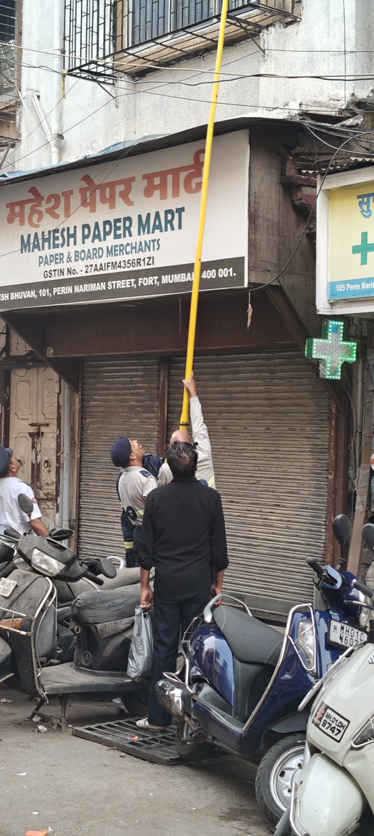 Saw a heartening rescue this morning at Bazar Gate Street, Fort. @MumbaiFireBrigade staff carefully saving an injured pigeon stuck on a building ledge. Kudos to the team for their quick action and compassion. Hope the helpless bird survives. 🙏 <a href="/mybmc/">माझी Mumbai, आपली BMC</a> <a href="/MumbaiPolice/">मुंबई पोलीस Mumbai Police</a> <a href="/mumbaimirror/">Mumbai Mirror</a>