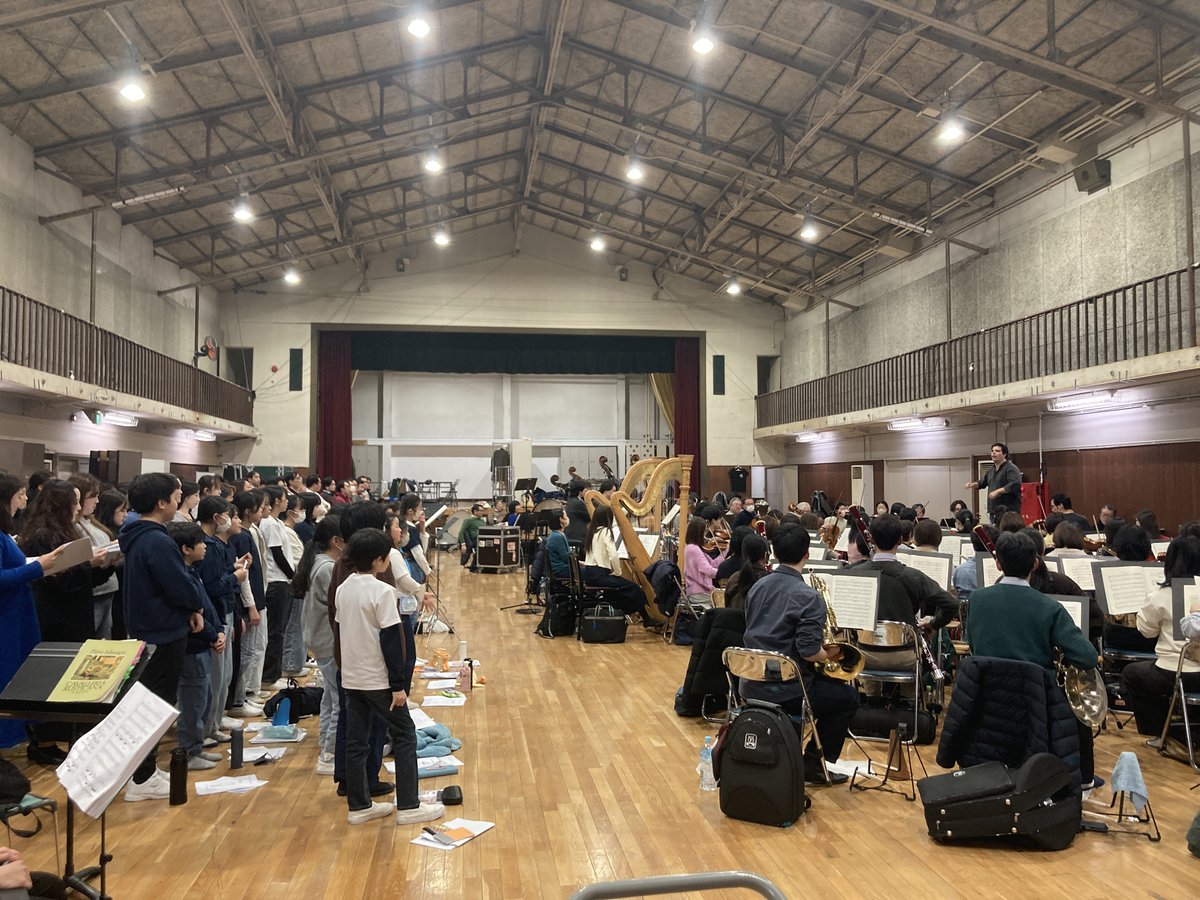 nikikai_opera's tweet image. 東京フィルハーモニー交響楽団との歌合せが開始。
初日組がアンドレア・バッティストーニの指揮で稽古に臨みました。
音楽はいよいよ本番の響きへ。
『カヴァレリア・ルスティカーナ』『道化師』 （指揮：アンドレア・バッティストーニ）稽古場より📸
▼チケット予約 s2.e-get.jp/nikikai/pt/