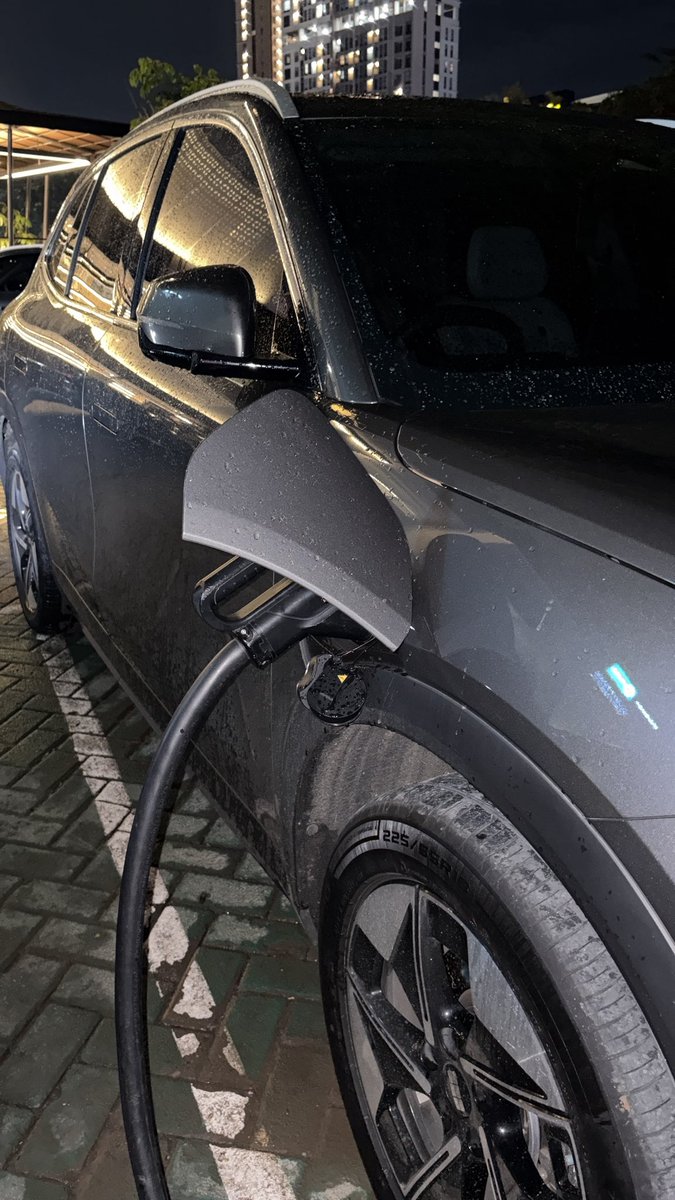 stabiloorange's tweet photo. Minimal kalau ngcharge mobil tuh jangan dipantau dan diperhatikan. Yg lain juga mau pakeee 😵‍💫 https://t.co/r4mIMCOLEg