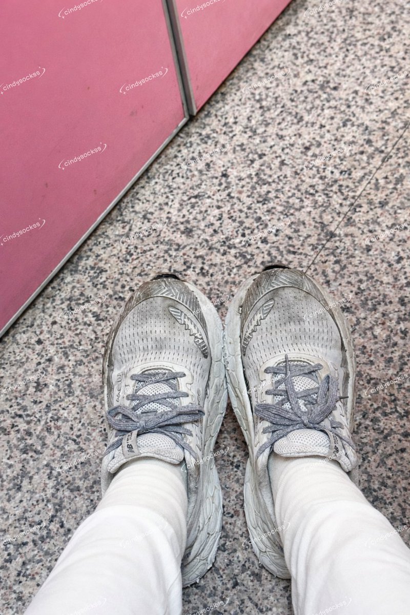 cindysockss's tweet photo. 只要蹲下 都不用���鞋子 就能聞到腳腳味了|ω`)好可怕～～～

#原味 #鞋子 #襪子 #白襪 #黑絲 #膚絲 #灰絲 #長襪 #短襪 https://t.co/8q8ubetOhD