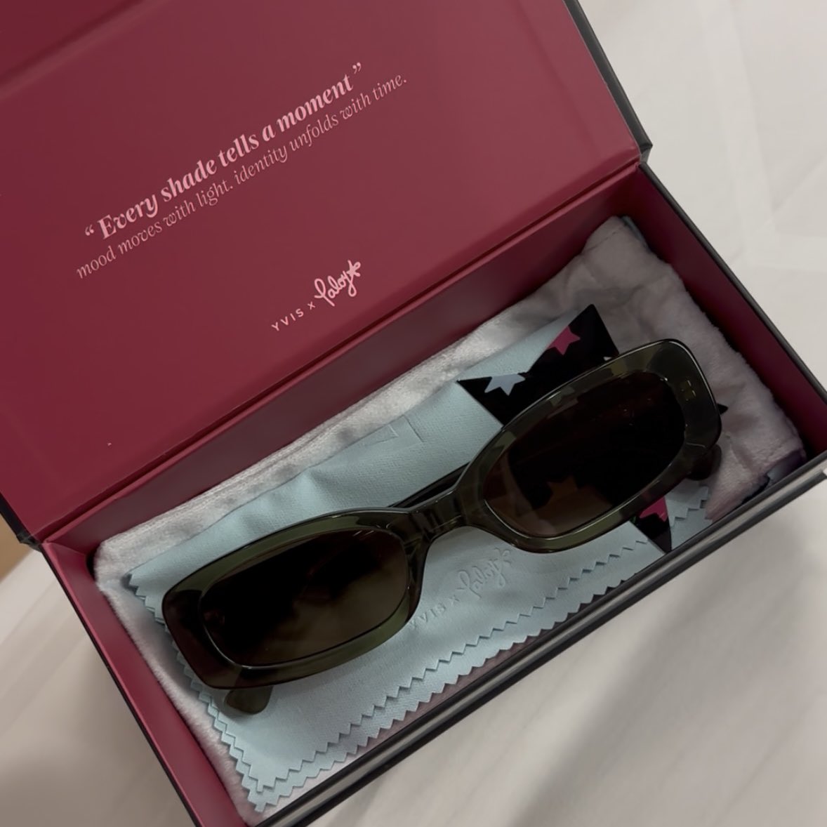 แว่น yvisxpaloyh ทรงดีมาก ไม่ว่าจะคนหน้ากลมหรือหน้าตอบ ใส่ออกมาสวยแน่นอน ตัวแว่นไม่หนัก ใส่แล้วไม่ปวดหัว เอามาคาดผมก็สวย ตรงขาแว่นจะมีดีเทลจี้รูปหัวใจกับรูปดาว 🩷⭐️ รุ่นนี้ทำออกมาทั้งหมด 10 สี เลือกกันได้ตามใจชอบเลย