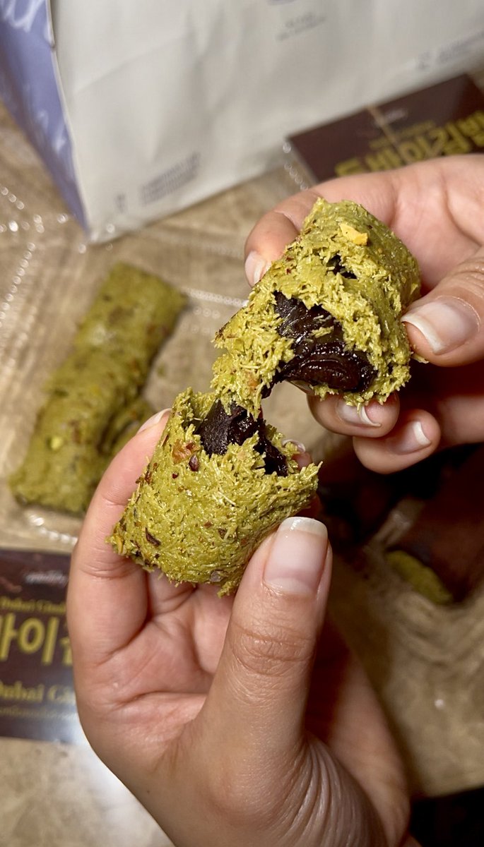 ตามกระแสเกาหลีกันบ้าง dujjonku ดูไบชิววี่คุ้กกี้ มาเป็นโรลเลย จุใจมากกกก ไส้อัดแน่น ตัวมาร์ชแมลโลวแน่นหนึบ กัดไปเจอความกรอบๆ คือดี! หอมพิสตาชิโอ ส่วนอีกอันเป็นสลับนอกใน แต่ส่วนตัวชอบม้วนๆ อันแรกมากกว่า รู้สึกมันสะใจกรอบกว่า เทกเจอร์หนึบกว่าด้วย ร้าน Unbirthday ค่า