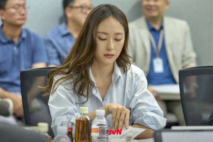 vousmavoye's tweet photo. (Busy reading the script) = 2026 with new fresh project. Actress Soojung is back on the screen 📒🖊️

#tvN #대한민국에서건물주되는법 #MadConcreteDreams https://t.co/46PZqFn2fJ