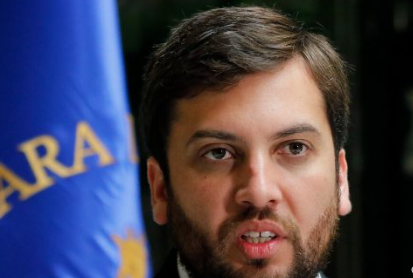 🔹La traición a la patria se encuentra en el Código Penal, y en tiempo de guerra, en el Código de Justicia Militar.

1⃣Tomar armas contra Chile o unirse a sus enemigos.
2⃣Prestar ayuda o inteligencia al enemigo en tiempo de guerra.
3⃣ Inducir o facilitar que un Estado extranjero