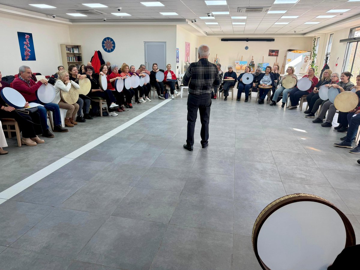 🥁 Ritim Batıkent’te Başladı!

Batıkent Emekliler Lokalimizde bendir derslerimiz başladı!
Ritmin enerjisiyle bir araya gelen büyüklerimiz hem öğreniyor hem de keyifli anlar yaşıyor.

Sanatla güçlenen, ritimle canlanan bir Batıkent için çalışmaya devam ediyoruz. 🎶✨