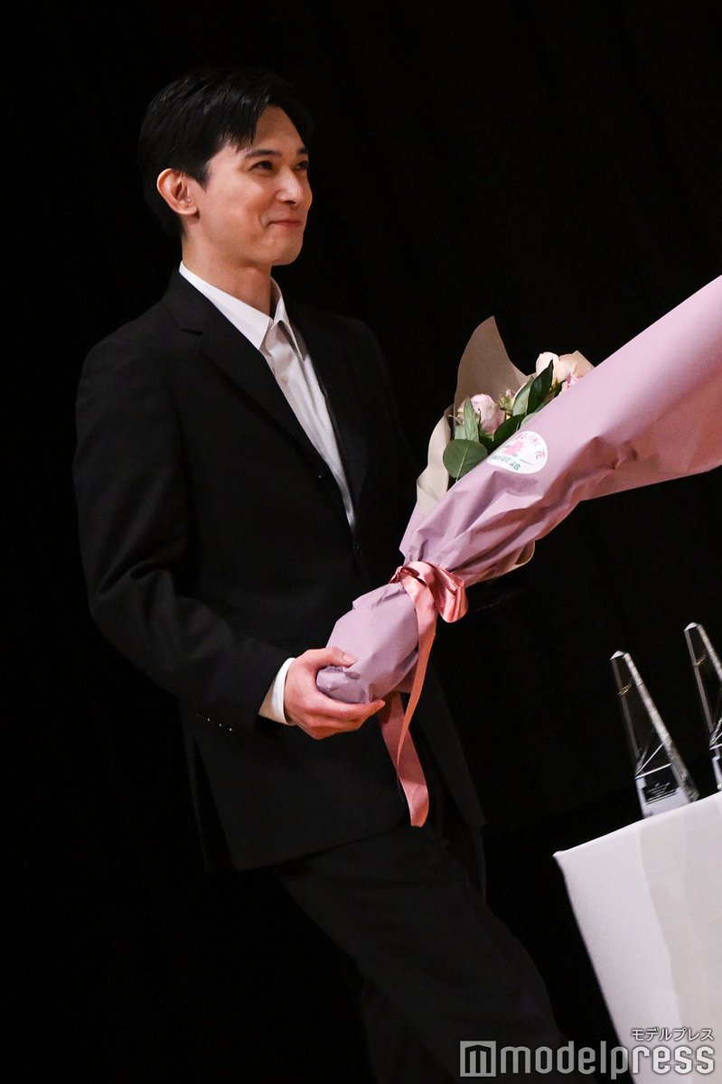 写真追加📷】2026年 エランドール賞🏆 吉沢亮、花束持って爽やかに登場