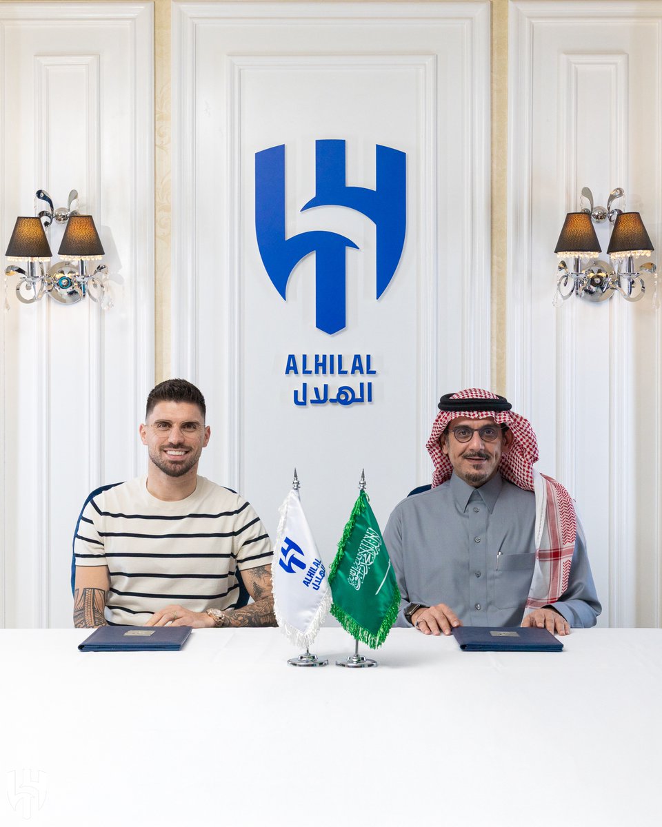 Alhilal_FC's tweet image. سمو رئيس مجلس إدارة شركة نادي #الهلال الأمير نواف بن سعد في مراسم تمديد عقد "نيڤيز" ✍️💙