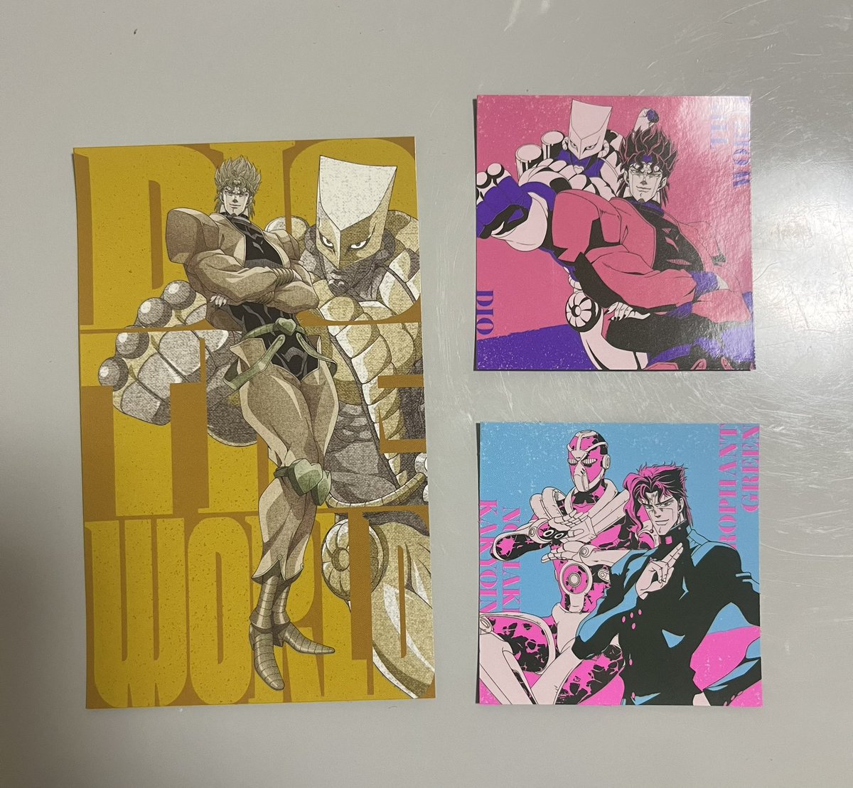 se2aq's tweet photo. ジョジョ JOJO スシロー ステッカー 交換

【譲】
トラベルステッカー　DIO
ステッカー　DIO  花京院

【求】
トラベルステッカー　ポルナレフ
ステッカー　ポルナレフ　イギー

同種での交換でお願いします◎
検索からでもお気軽にお声掛けください🌱
郵送希望📮 https://t.co/uBiBpqnsM3