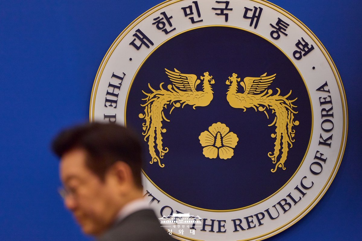 뉴 노멀. 이재명은 대통령이 어떤 사람이어야 하는지를 새롭게 정의하고 있다. 그런데 대통령을 자기들이 정할 수 있다고 착각하는, 능력 없는 자들이 이재명을 자꾸 흔들려고 한다. 왜냐하면 그가 국민 눈높이를 계속 높이니까. 이재명을 못 따라잡겠거든, 돕기나 잘하시라. 심판받고 싶지 않다면.