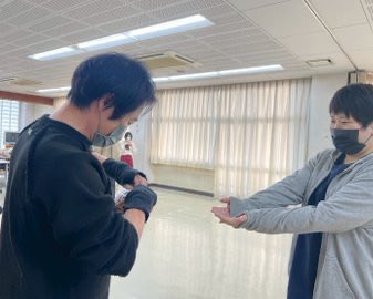 去年の芝居稽古中の一コマ。
この写真なんとなく好きなんすよね。

私はチロルチョコのお恵みを
えらいお方から待っているときです！笑