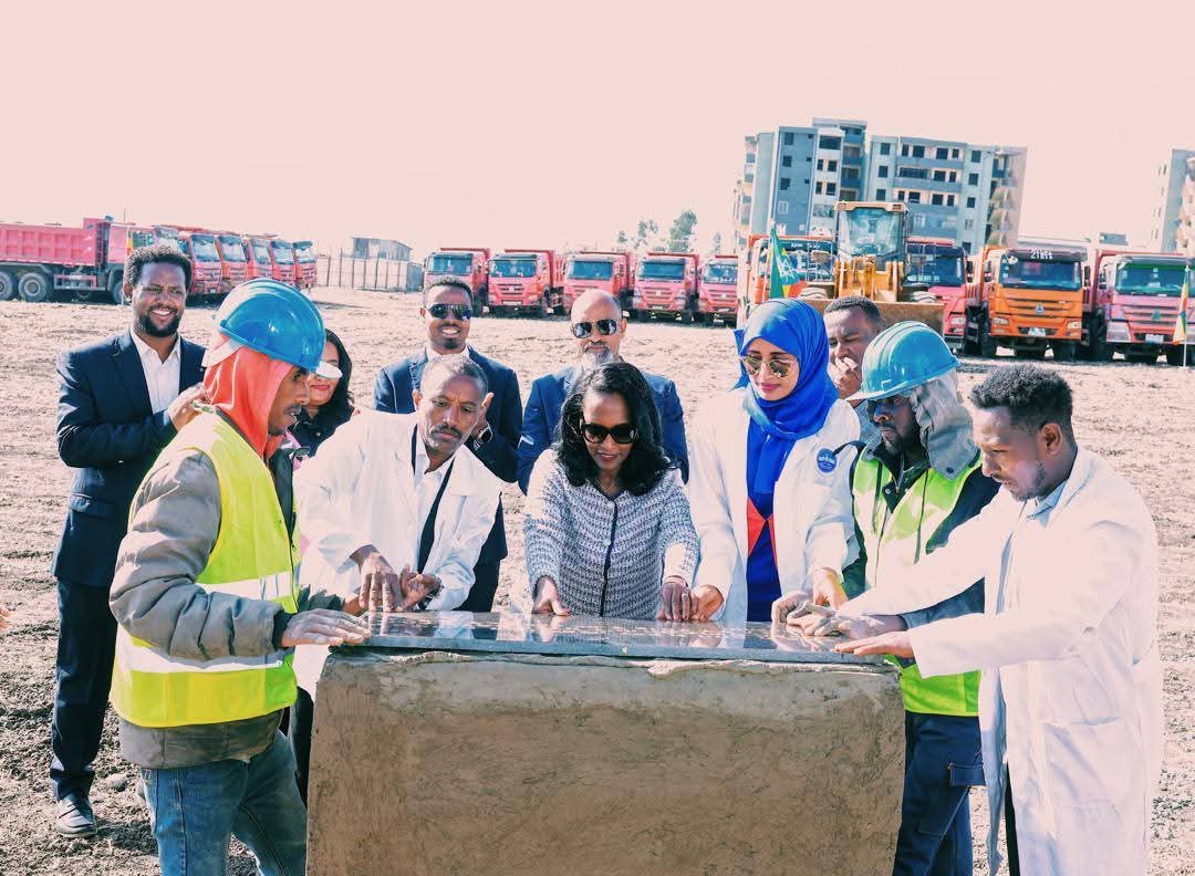 aa_prosperity's tweet photo. ዛሬ የሀገርና የትውልድ ገንቢ ለሆኑት መምህራኖቻችን የምስራች ቀን ነው።
በ57 ሕጋዊ ሰውነት ባላቸው ማህበራት ተደራጅተው፣ የሚጠበቅባቸውን 25 በመቶ ቅድመ ቁጠባ ለቆጠቡ 6,194 መምህራን.... https://t.co/Cia6MEslLY