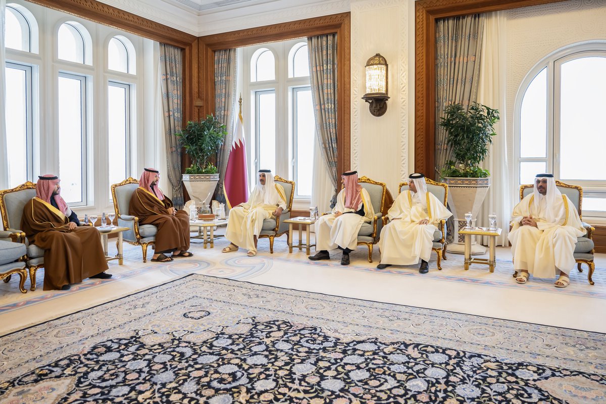 modgovksa's tweet photo. بتوجيه من القيادة - أيدها الله - التقى صاحب السمو الملكي الأمير خالد بن سلمان بن عبدالعزيز #وزير_الدفاع، في الديوان الأميري بالعاصمة القطرية الدوحة، اليوم، صاحب السمو الشيخ تميم بن حمد آل ثاني أمير دولة قطر.
ونقل سمو وزير الدفاع خلال اللقاء تحيات خادم الحرمين الشريفين الملك سلمان بن عبدالعزيز آل سعود، وصاحب السمو الملكي الأمير محمد بن سلمان بن عبدالعزيز آل سعود ولي العهد رئيس مجلس الوزراء - حفظهما الله - لسموه، وتمنياتهما لحكومة وشعب دولة قطر الشقيق المزيد من التقدم والازدهار، فيما حمل سمو أمير دولة قطر تحياته وتقديره لخادم الحرمين الشريفين وسمو ولي العهد رئيس مجلس الوزراء.
كما جرى استعراض العلاقات الأخوية الوطيدة بين البلدين الشقيقين، وبحث تطورات الأوضاع الإقليمية والجهود المبذولة بشأنها، والمسائل ذات الاهتمام المشترك.
حضر اللقاء معالي مستشار سمو وزير الدفاع لشؤون الاستخبارات الأستاذ هشام بن عبدالعزيز بن سيف.
فيما حضره من الجانب القطري معالي الشيخ محمد بن عبدالرحمن بن جاسم آل ثاني رئيس مجلس الوزراء وزير الخارجية، وسعادة الشيخ سعود بن عبدالرحمن بن حسن آل ثاني نائب رئيس مجلس الوزراء ووزير الدولة لشؤون الدفاع، وسعادة رئيس الديوان الأميري عبدالله بن محمد الخليفي.