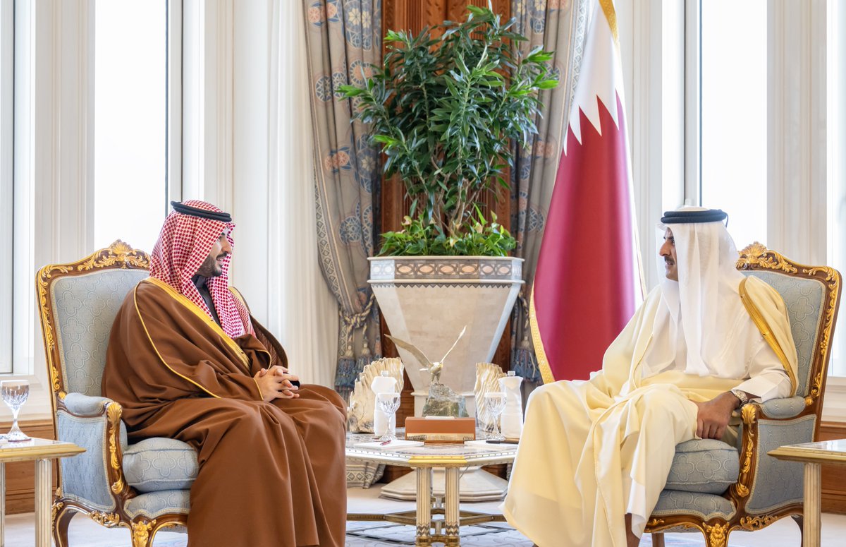 modgovksa's tweet photo. بتوجيه من القيادة - أيدها الله - التقى صاحب السمو الملكي الأمير خالد بن سلمان بن عبدالعزيز #وزير_الدفاع، في الديوان الأميري بالعاصمة القطرية الدوحة، اليوم، صاحب السمو الشيخ تميم بن حمد آل ثاني أمير دولة قطر.
ونقل سمو وزير الدفاع خلال اللقاء تحيات خادم الحرمين الشريفين الملك سلمان بن عبدالعزيز آل سعود، وصاحب السمو الملكي الأمير محمد بن سلمان بن عبدالعزيز آل سعود ولي العهد رئيس مجلس الوزراء - حفظهما الله - لسموه، وتمنياتهما لحكومة وشعب دولة قطر الشقيق المزيد من التقدم والازدهار، فيما حمل سمو أمير دولة قطر تحياته وتقديره لخادم الحرمين الشريفين وسمو ولي العهد رئيس مجلس الوزراء.
كما جرى استعراض العلاقات الأخوية الوطيدة بين البلدين الشقيقين، وبحث تطورات الأوضاع الإقليمية والجهود المبذولة بشأنها، والمسائل ذات الاهتمام المشترك.
حضر اللقاء معالي مستشار سمو وزير الدفاع لشؤون الاستخبارات الأستاذ هشام بن عبدالعزيز بن سيف.
فيما حضره من الجانب القطري معالي الشيخ محمد بن عبدالرحمن بن جاسم آل ثاني رئيس مجلس الوزراء وزير الخارجية، وسعادة الشيخ سعود بن عبدالرحمن بن حسن آل ثاني نائب رئيس مجلس الوزراء ووزير الدولة لشؤون الدفاع، وسعادة رئيس الديوان الأميري عبدالله بن محمد الخليفي.