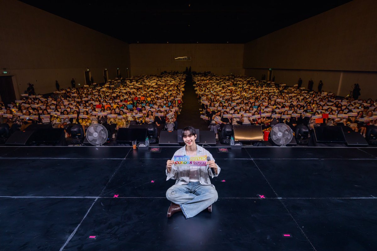 “อีจุนโฮ” ละลายหัวใจแฟน อ้อนบอกรักภาษาไทยกลางฮอลล์ ยก ‘แตงโมปั่น–ชาไทย’ ขึ้นแท่น No.1 ปิดฉากดราม่าแฟนมีตติ้งทัวร์อย่างสมบูรณ์แบบ

อ่านต่อ : facebook.com/share/p/1BeNCB…

 #이준호 #LEEJUNHO #จุนโฮ #TYPHOONFAMILY
#TyphoonFamily_DRAMA_FANMEETING
#O3Collective #O3CLTV #STUDIODRAGON