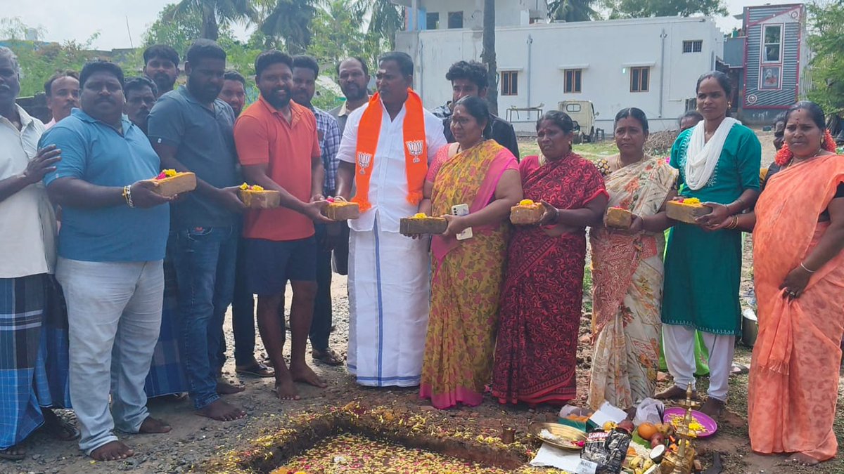AKSaiJSaravanan's tweet photo. எனது ஊசுடு தொகுதிக்குட்பட்ட துத்திப்பட்டு காமராஜர் நகர் பகுதிக்கு ரூ.13. 70 லட்சம் மதிப்பீட்டில் கருங்கல் சாலை அமைக்கும் பணிக்கு அரசாணை பெற்று, அதற்கான பூமி பூஜை நிகழ்ச்சியில் பொதுமக்களுடன் கலந்து கொண்டேன். @BJP4Puducherry @AmitShah @PMOIndia @mansukhmandviya https://t.co/DotHtaZtz4