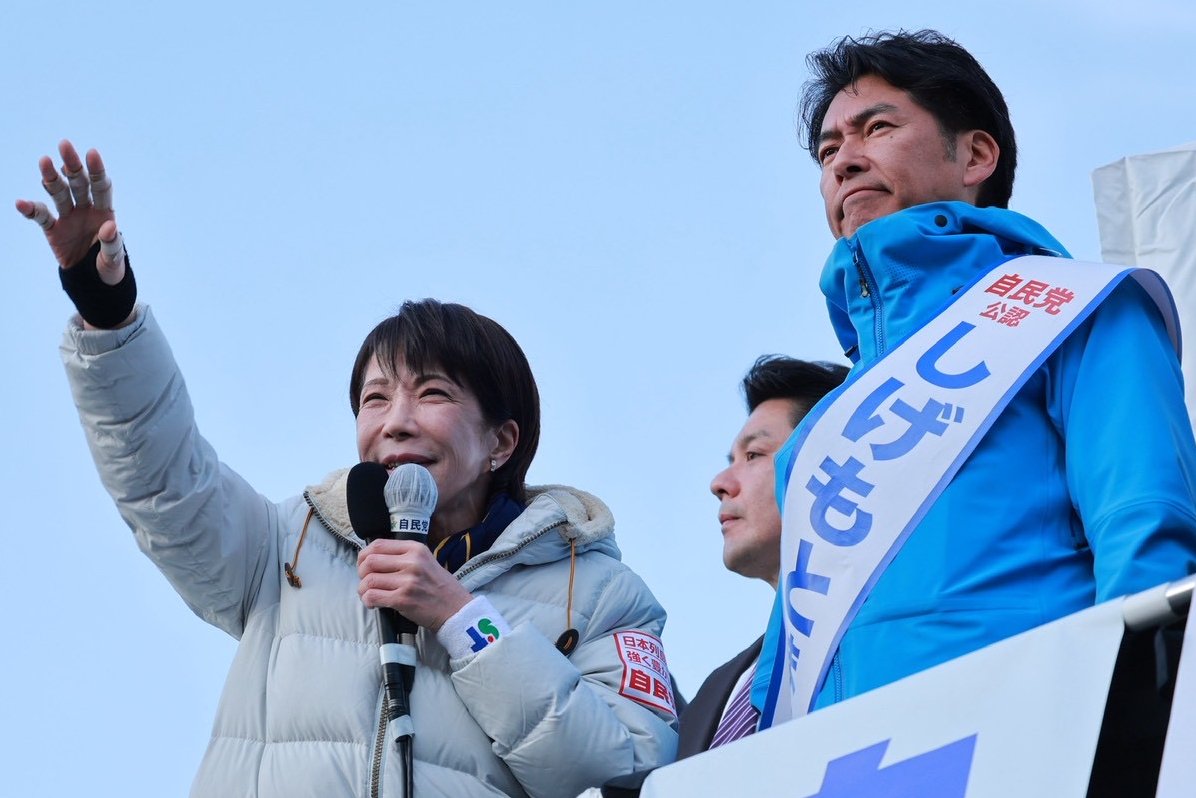 takaichi_sanae's tweet photo. 自民党公認の「しげもとまもる」さんの応援で、京都府長岡京市に伺いました。
京都３区（京都市伏見区、向日市、長岡京市、乙訓郡大山崎町）の皆様の「しげもとまもる」さんへの応援が、私、高市早苗の力になります。
「しげもとまもる」さんに、ぜひ一票をお託し下さい！

京都府に、物価高対策をどんどんお届けします！
〇ガソリン価格：175.4円/L(昨年10月)→157.2円/L(本年1月)
〇軽油価格：153.5円/L(昨年10月)→143.3円/L(本年1月)
〇電気代：関西電力で400kWh/月利用の場合、本年１月の電気代は、12,546円から10,746円に引き下がります。
〇都市ガス代：大阪ガスで30㎥/月利用の場合、本年１月のガス代は、6,198円から5,658円に引き下がります。
〇京都府では、政府の重点支援交付金による対策をどんどんお届けいただいています。例えば、
・原油価格・物価高騰等の影響により、厳しい状況にある子育て世帯を支援するため、こども食堂における食材費高騰分を支援。
・ＬＰガス料金の高騰を受け、ＬＰガスを燃料として供給を受ける消費者の負担軽減を図るため、ガス販売事業者へ１契約当たり1,000円の給付金を支給。
・米価高騰により影響を受ける「京の酒」づくりを支援するため、酒米購入費を支援。
〇京都市では、０歳から高校生年代のお子様を養育する保護者に対し、２万円の「物価高対応子育て応援手当」に、市独自で5,000円を上乗せします。
また、継続する物価高の影響を踏まえ、住民税非課税世帯に１世帯当たり5,000円を現金給付予定です。
さらに、継続する物価高に伴う市民生活の応援や地域経済の活性化のため、5,000円相当の市民生活応援デジタル地域ポイント（仮称）を給付予定です。
〇向日市では、物価高騰の影響が続く中、市民への支援策の一環として、１人当たり5,000円分のギフト券を配布予定です。
〇長岡京市では、住民税非課税世帯向けに１世帯当たり３万円の給付金及び所得が900万円以下の住民税課税世帯向けに１世帯当たり5,000円の給付金を支給予定です。