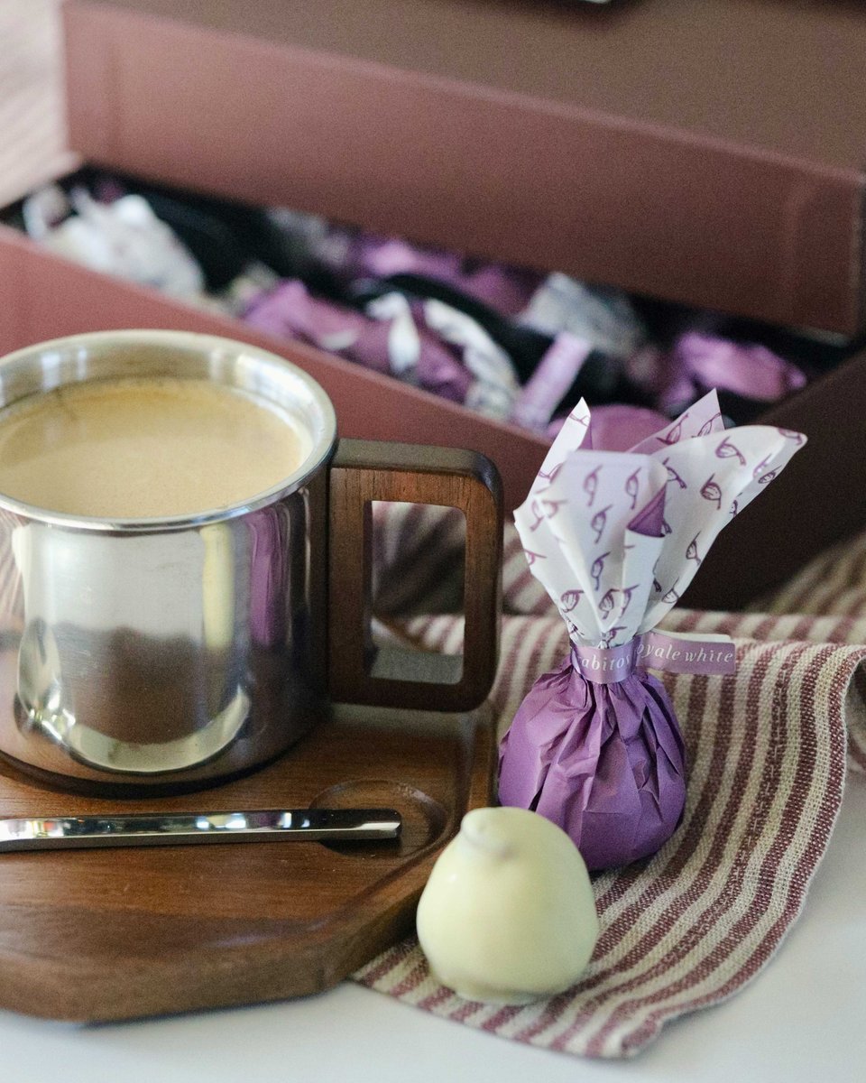 rabitosroyale's tweet image. ¡Relájate con un buen café y nuestros espectaculares #Rabitos White!
-
Go ahead and chill with a tasty coffee and our spectacular #RabitosRoyale White!

#BombonesDeHigo #ChocolateFigBonbon #bombones #bonbons #chocolate #ChocolateBlanco #WhiteChocolate #snack #café #latte #coffee