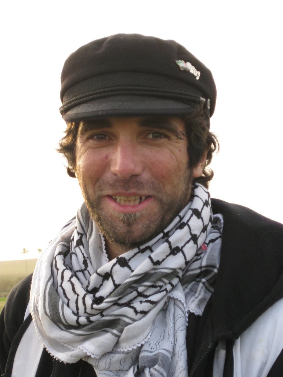 4 febbraio 1975
Gaza 15 aprile 2011

Oggi vogliamo ricordare Vik. Vittorio Arrigoni giornalista e scrittore italiano.

L'inferno si è rivoltato e al suo centro, nel cuore pulsante di Gaza, ci siamo noi i dannati di un odio inumano. 
Restiamo umani ❤️

#Vik
#Gaza ❤️🇵🇸
