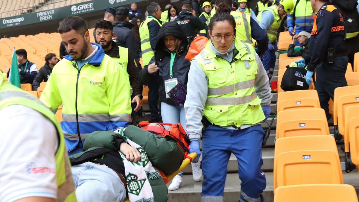 grupo_samu's tweet image. El @RealBetis lleva a cabo un simulacro de evacuación en el Estadio La Cartuja (Sevilla)

▶️ Esta actuación, la primera de estas características que se realiza en las instalaciones, ha permitido evaluar la capacidad de respuesta ante una situación de emergencia compleja y…