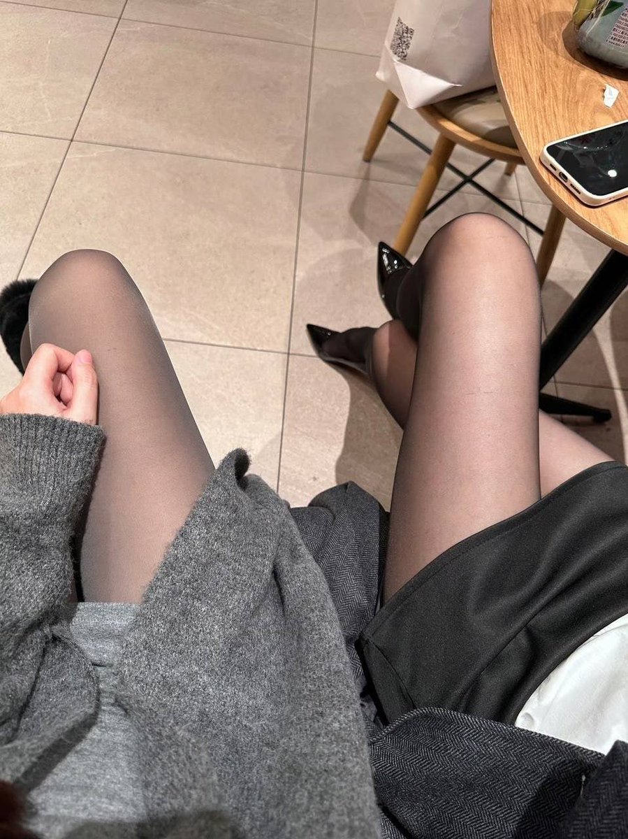 dddfhjuuio's tweet photo. 说好的就出来逛逛，怎么一个比一个穿的还要风骚...真的天冷了也不影响闺蜜你冷艳动人，还是黑丝配高跟谁来管管？ https://t.co/KMGZtE3vZF