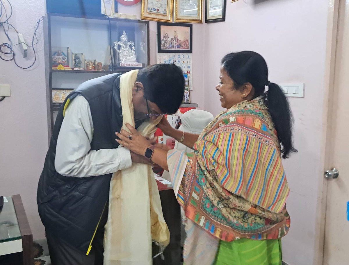 AsimaPatra7's tweet photo. বাংলার গৌরবোজ্জ্বল ১৫ বছরের খতিয়ান—#উন্নয়নের_পাঁচালি নিয়ে ধনিয়াখালী বিধানসভার গুড়াপ অঞ্চলের প্রতিষ্ঠিত ব্যবসায়ী এবং সমাজসেবক লক্ষণ পালের হাতে তুলে দিলাম।।
#UnnoyonerPanchali
#15YearsOfProgress
#Development
#WestBengal
#EgiyeBangla https://t.co/9gOq5megB3
