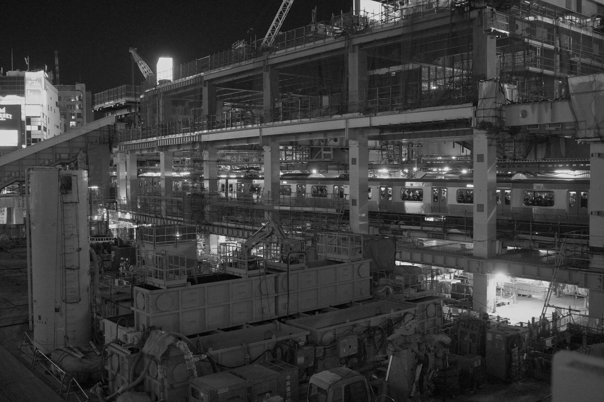 rikagraph727's tweet photo. #渋谷駅 #shibuyastation
#RicohGR3
工事中の渋谷駅。
夜、通りすがりにRICOH GR3というコンパクトデジカメで撮ったけど、明部、暗部の階調の出方と、シャープさがなんか凄い。
カメラが好きな人は画質にこだわるので、GRが人気なのも当然ですね。
<Instagram>
https://t.co/kTRQ81UVgM https://t.co/nUEkgffSs0