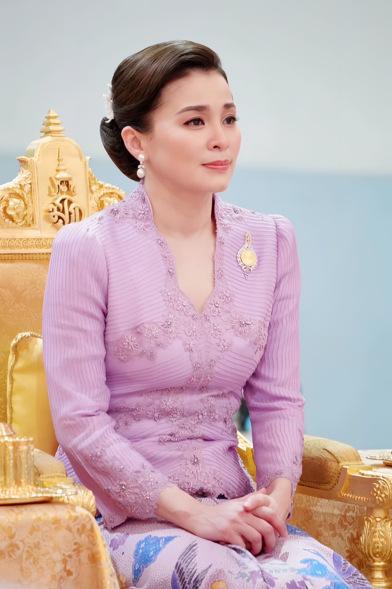 yeenswry's tweet image. 5 อันดับคนที่ใส่ชุดสีม่วงแล้วรอด💜
อันดับที่ 5 : คุณนุ้ย
อันดับที่ 4 : แม่นุ้ย
อันดับที่ 3 : ควีนนุ้ย
อันดับที่ 2 : พระราชินีสุทิดา
อันดับที่ 1 : สมเด็จพระนางเจ้าฯ พระบรมราชินี