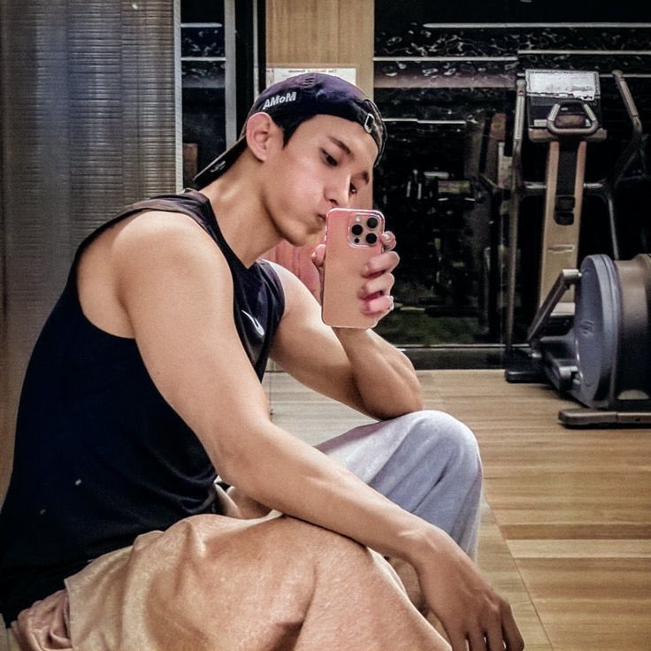 SE0KMINe's tweet photo. Post workout dokyeom says yes https://t.co/sxDiBkgrJf