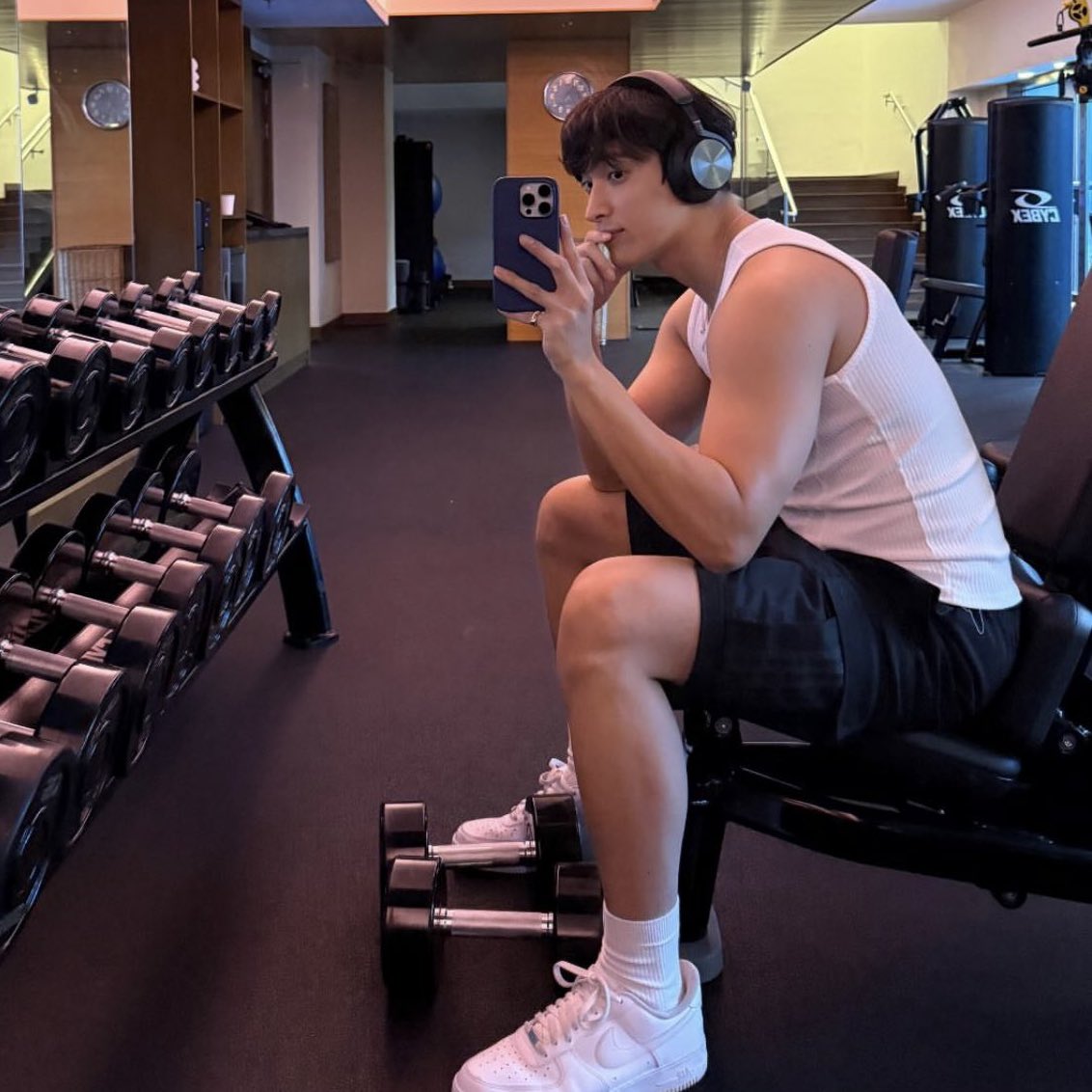 SE0KMINe's tweet photo. Post workout dokyeom says yes https://t.co/sxDiBkgrJf